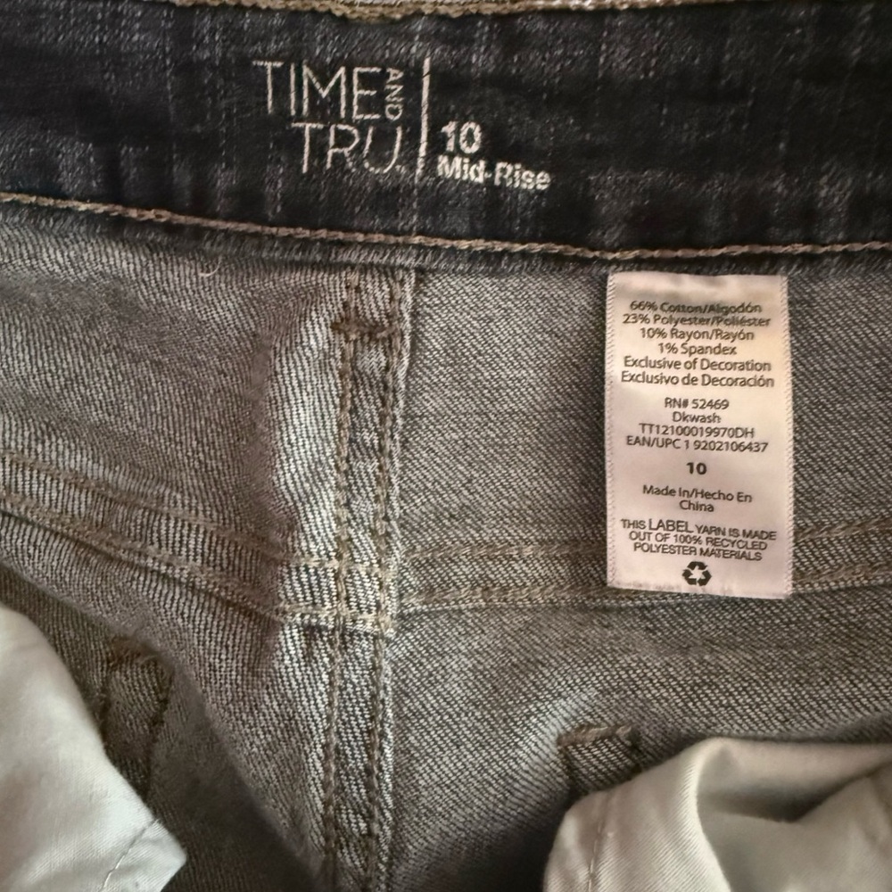Time and Tru Dark Wash Mid Rise Denim Jean Shorts with Cuffed Hem Size 10 - Picture 4 of 4